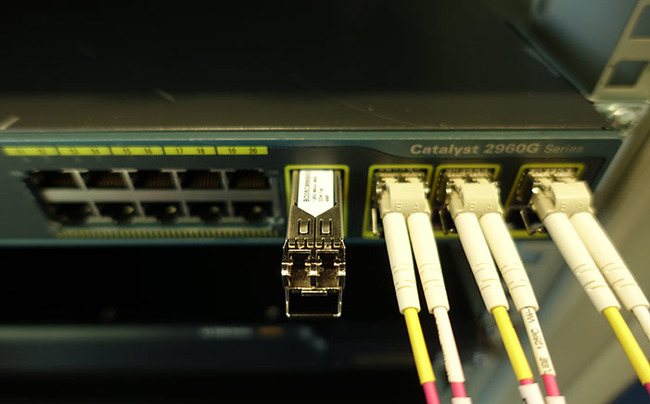 立即将防尘塞安装在SFP / SFP +光模块光孔中